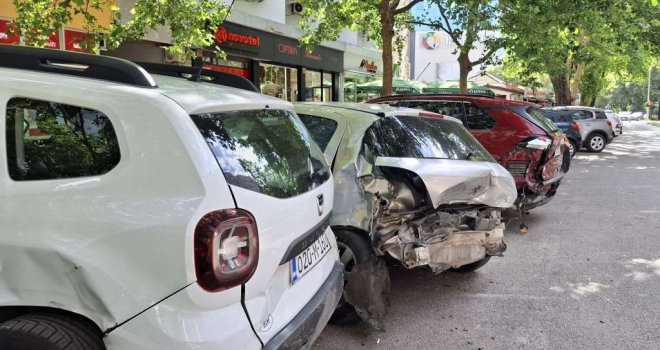 Sve ih skršio, jedna osoba povrijeđena: Vozač Mercedesa naletio na šest parkiranih vozila  