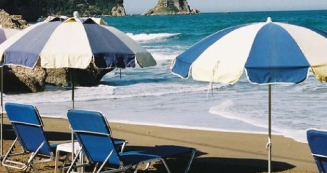 Nova pravila: Za ulazak na javnu plažu plaća se 10 eura, zabranjeno korištenje suncobrana turistima između 10 i 65 godina!   
