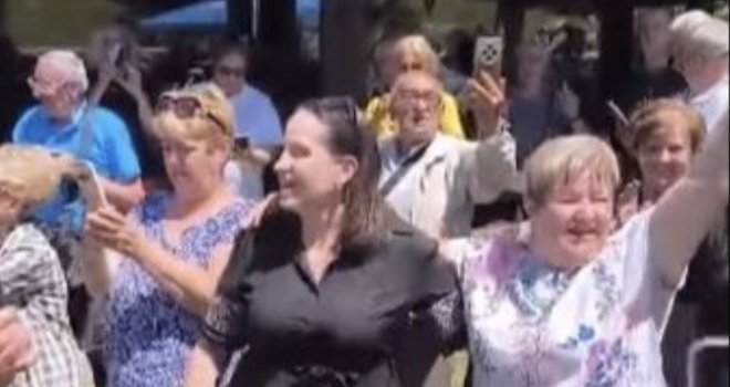 Benjamina Karić zaplesala na druženju s penzionerima: Kako vam se čine njeni plesni pokreti?