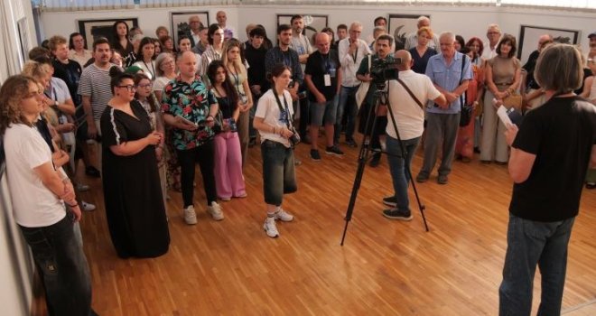 U Bugojnu počeo 54. Teatarski festival FEDRA BiH 2026: Otvaranje uz 'Izložbu grafila' i predstavu 'Igra istine'