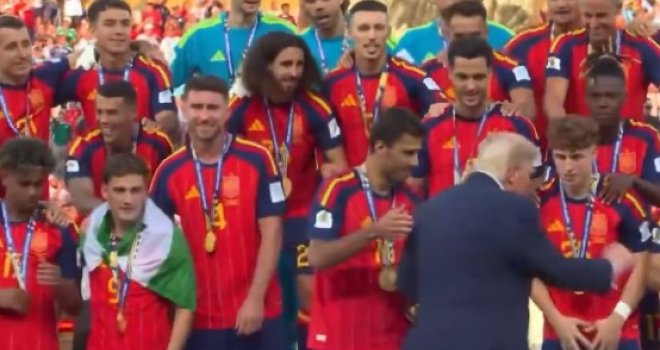Neobično ponašanje Donalda Trumpa pokvarilo slavlje Španjolaca: Infantino ga bezuspješno pokušavao udaljiti s bine