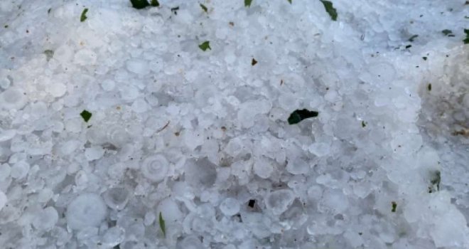 Nevrijeme poharalo jug BiH: Vjetar lomio grane i stabla, blokirane ceste, vatrogasci na terenu... 