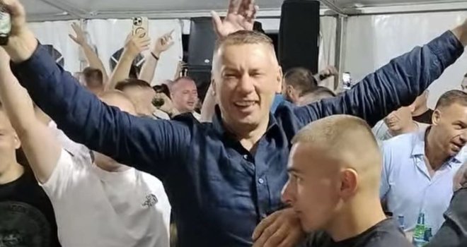 Šokantni snimci iz Bratunca: Masa u transu na pjesmu mržnje