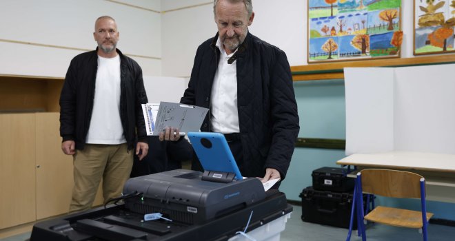 Fotografije sa glasanja otkrile: Izetbegović nije htio dati glas Zahiragiću i Kapidžiću?!