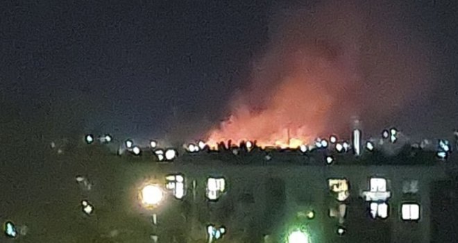 Gori livada u blizini aerodroma u Sarajevu: Vatrogasci na terenu