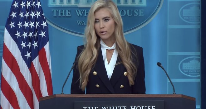Nova Trumpova glasnogovornica prvi put stala pred novinare, neugodno je za gledati: ‘Je li ovo skeč?!‘