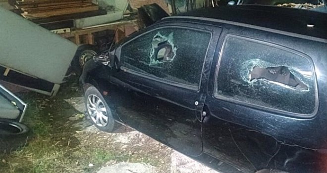 Burna noć u Starom Gradu: Sarajlija komšijama razlupao automobile, udarao palicama, intervenisala policija