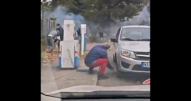 Baklje, motke, krv po licu...: Maskirani napadači štanglama tukli grupu mladića ispred biračkog mesta u Pančevu