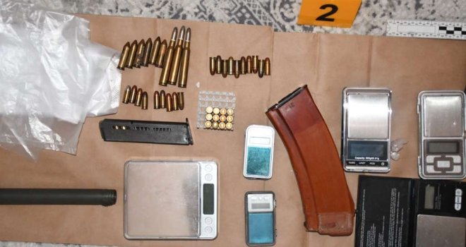 Detalji policijske akcije 'Black Peak' u naselju Gorica: Pet osoba uhapšeno, svi iz Sarajeva, a pronađeno je i oružje